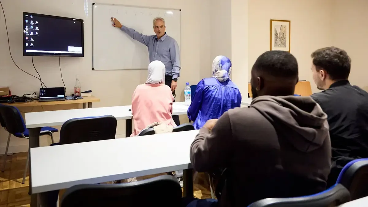 Más de 5,000 asistencias a clases de español en el Club Irati ayudan a la integración.