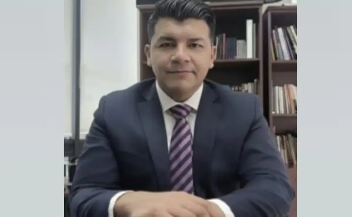 El contralor del INE, Víctor Hugo Carvente, deberá rendir cuentas sobre posibles irregularidades en contrataciones.