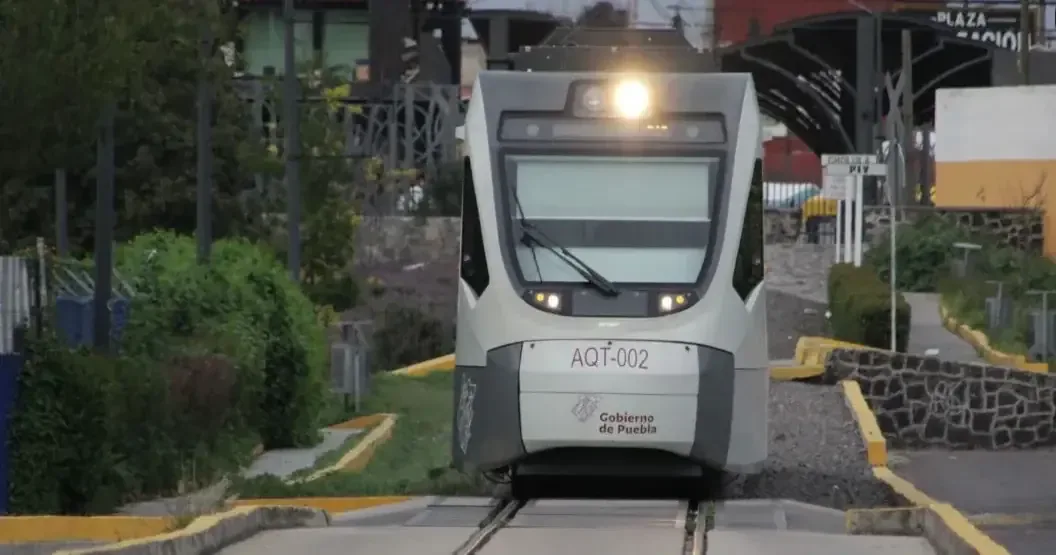 La Cámara Mexicana de la Industria de la Construcción pide conectar el tren ligero a la terminal aérea, mientras lamenta la exclusión de otro proyecto ferroviario.