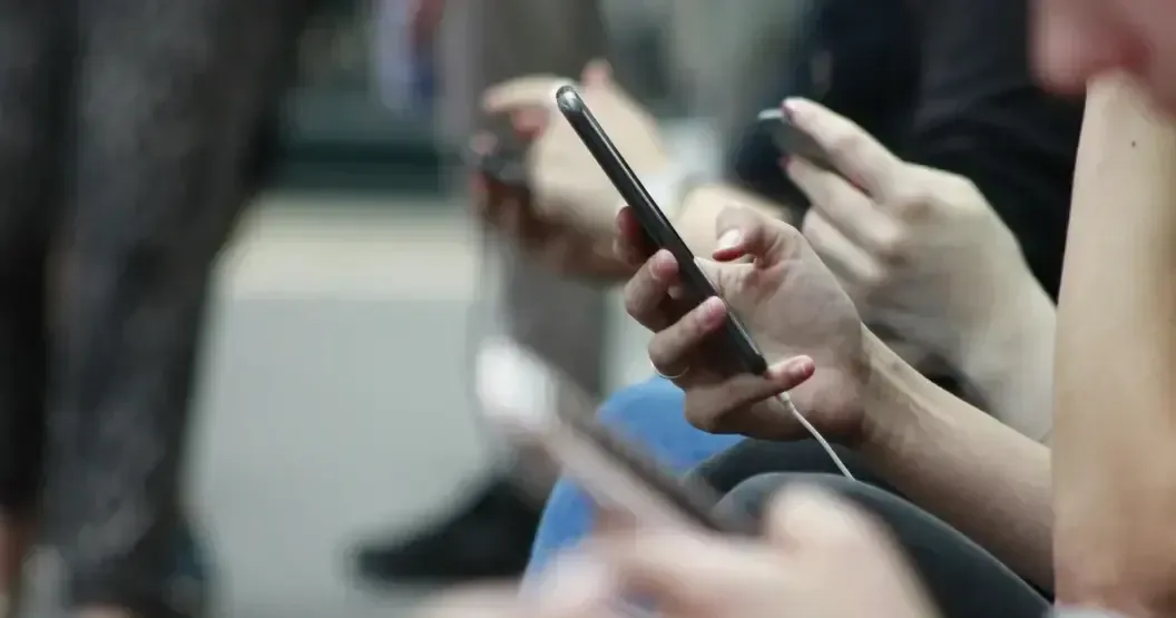 La influencia de los algoritmos transforma opiniones en conflictos en línea.