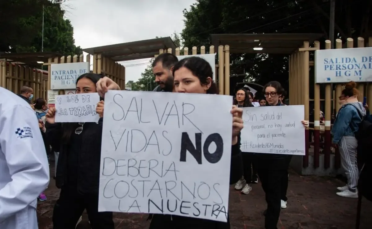 La precarización laboral de médicos residentes afecta la calidad del servicio de salud en el país.