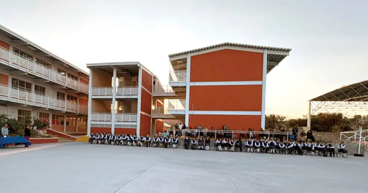 La controversia surge tras un ataque en escuela que dejó cuatro heridos.