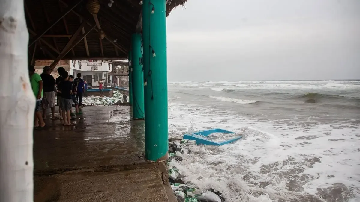 La Coordinación Nacional de Protección Civil advierte sobre riesgos de inundaciones y deslaves en varias regiones del país.