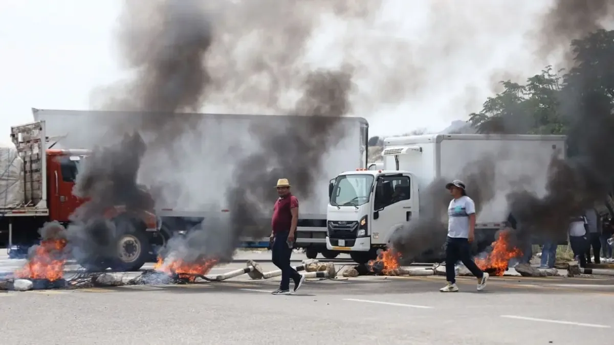 La Sección 22 del SNTE denuncia violencia en el desalojo de maestros en Mitla.