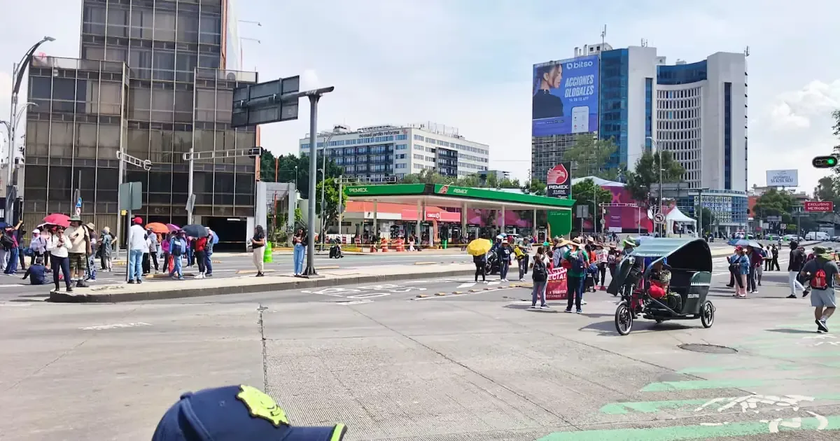 La movilización de la CNTE interrumpe vialidades y el servicio del Metrobús en la CDMX.