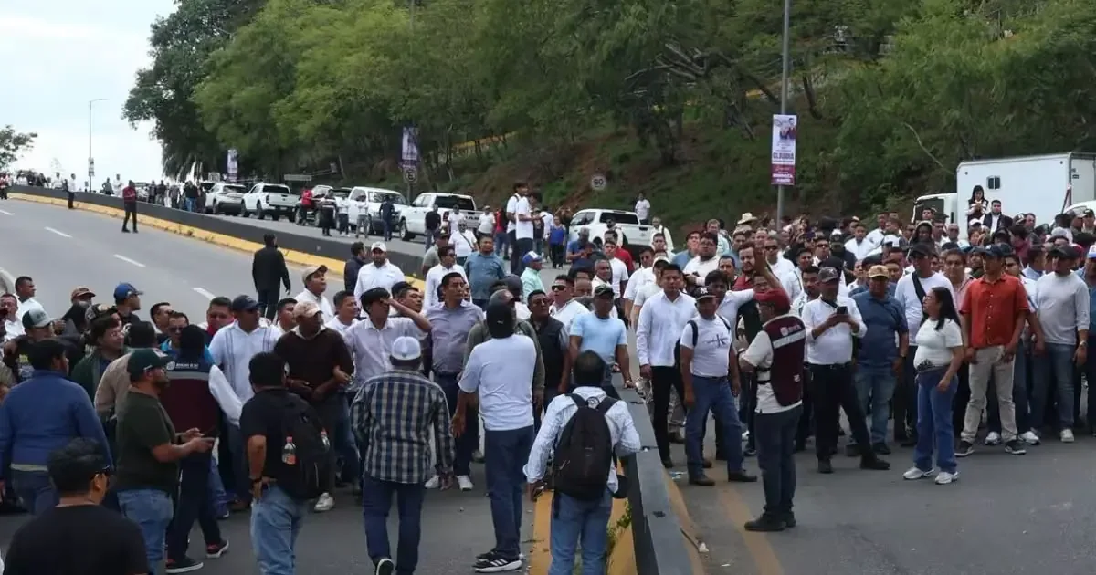 Maestros de la CNTE expresan su rechazo a la represión y exigen solución a demandas educativas.