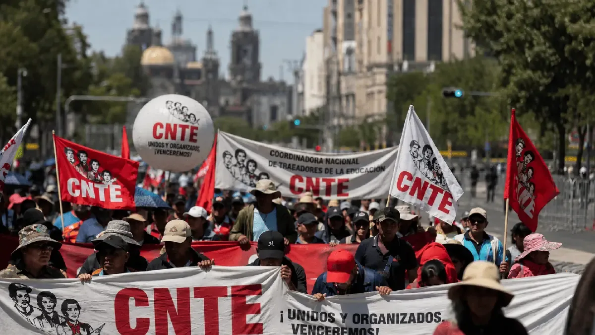 Los maestros conmemoran el décimo aniversario de la represión en Nochixtlán exigiendo atención a sus demandas.