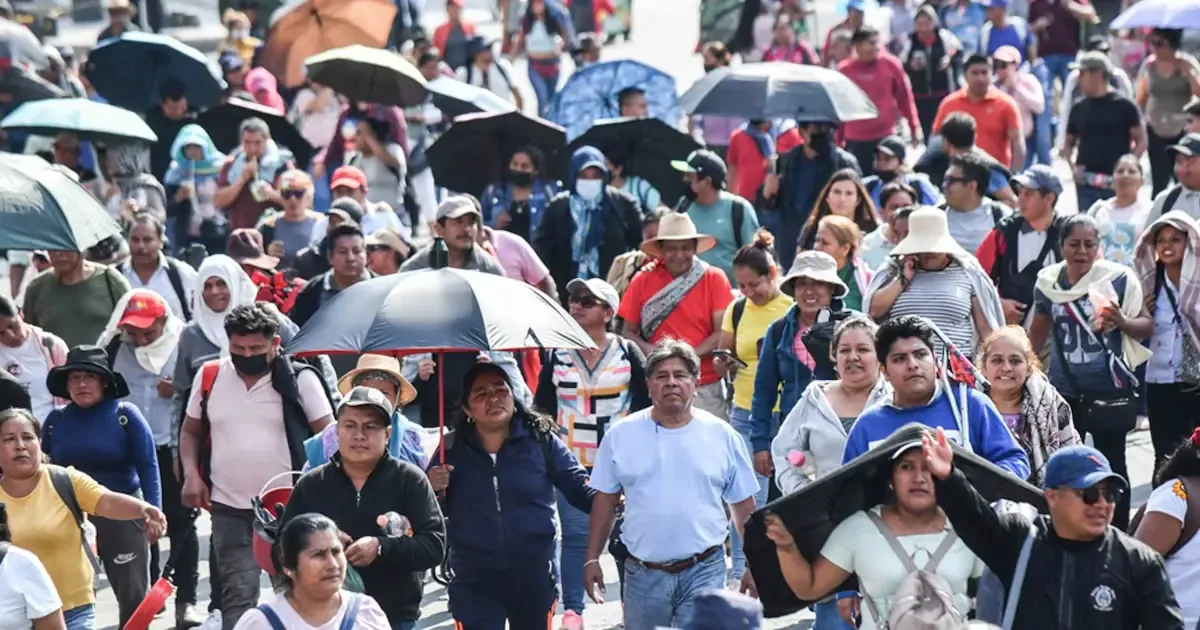 La Coordinadora Nacional de Trabajadores de la Educación protesta en la CDMX con negociaciones en marcha.