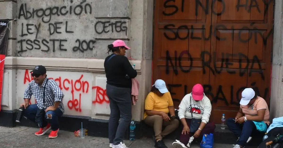La movilización de la CNTE lleva a cambios significativos en el sistema educativo y la regulación de plazas docentes.