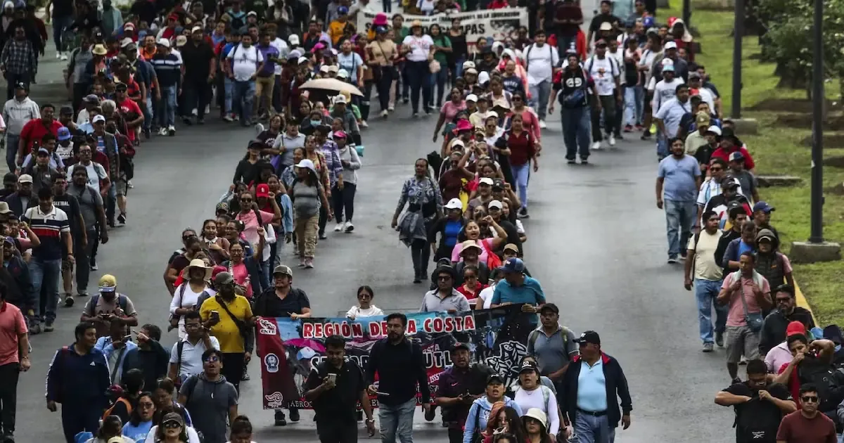 La movilización conmemora una década de represión en Asunción Nochixtlán, con ruta desde el Ángel de la Independencia.