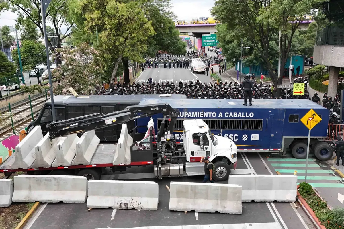 Cientos de maestros no lograron llegar al Estadio Azteca para manifestarse contra la Ley del Issste de 2007.