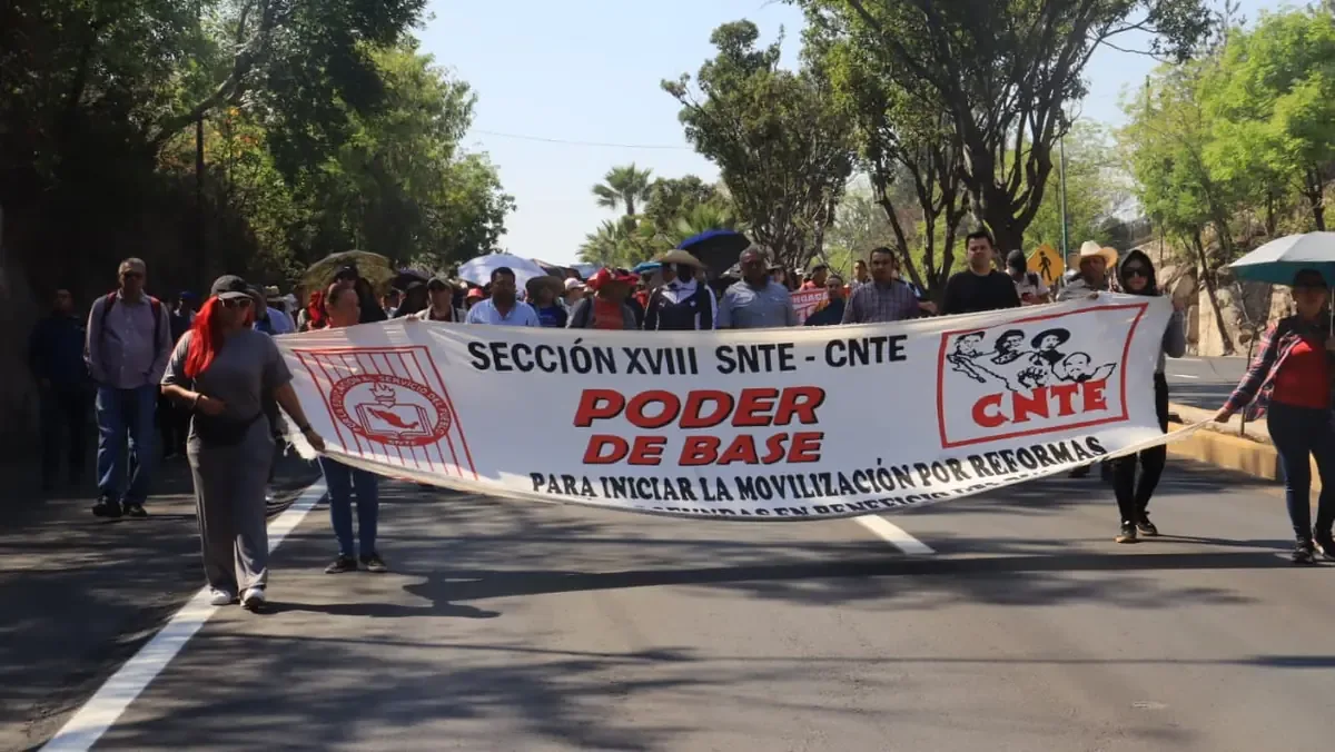 La CNTE critica la consulta nacional afirmando que pone en riesgo derechos laborales.