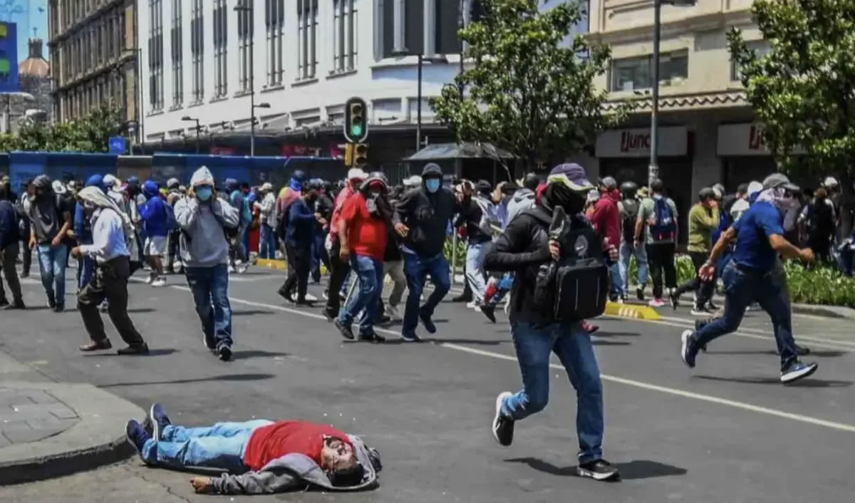 La Coordinadora Nacional de Trabajadores de la Educación reafirma su plantón en Ciudad de México y rechaza la propuesta de diálogo del Gobierno.