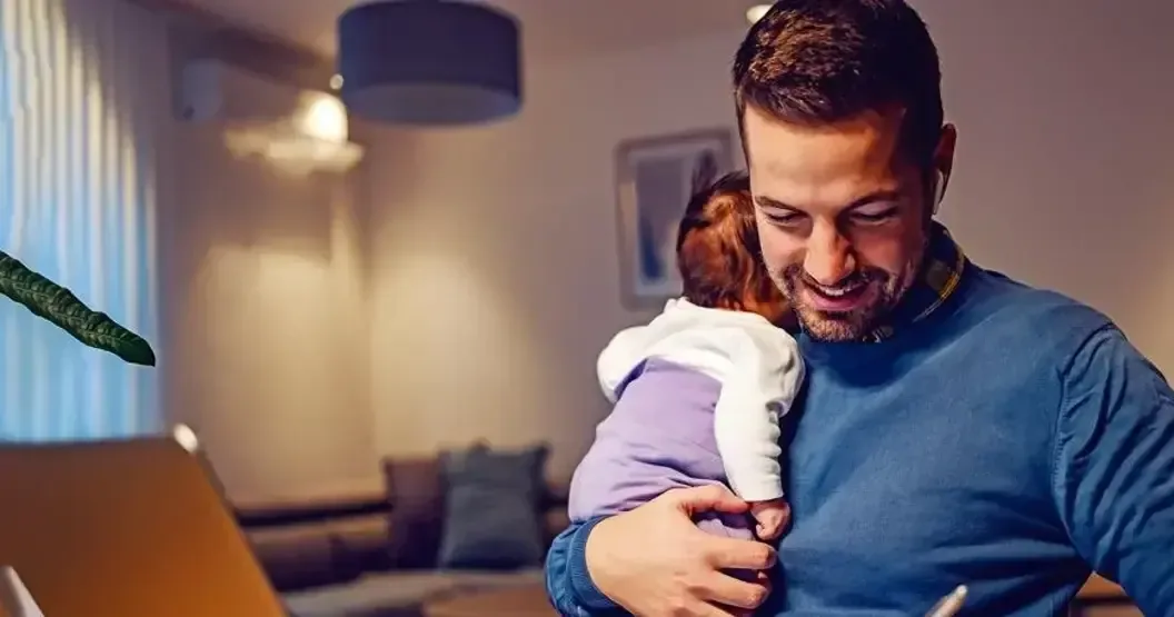 El IMCO aboga por mejorar las licencias de paternidad en México ante la desigualdad en el cuidado familiar.