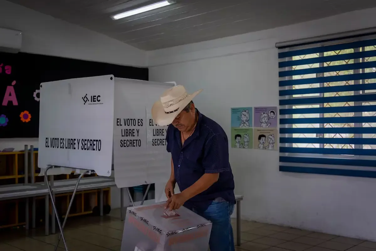 La jornada electoral se desarrolla en un contexto de calma y acusaciones entre los partidos.