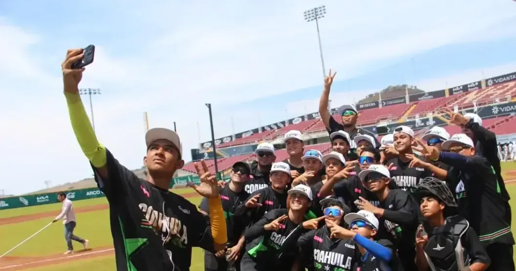 Manolo Jiménez celebra la destacada actuación de atletas coahuilenses en la Olimpiada Nacional.