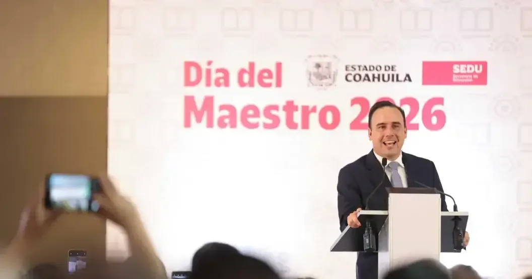 Manolo Jiménez Salinas entrega más de 300 preseas a maestros por su labor a lo largo de las décadas.