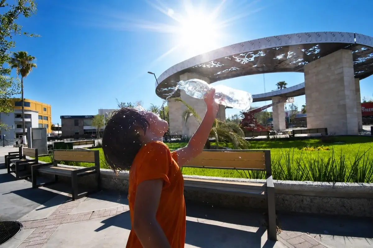 La temporada de calor extremo requerirá medidas preventivas para la salud y el consumo de agua.