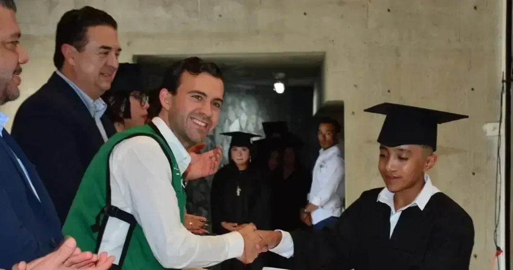 La entrega por el IEEA impulsa la educación y combate el rezago en el estado.
