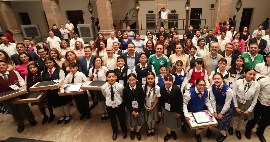Jóvenes de sexto de primaria son premiados por su excelencia académica en la Olimpiada del Conocimiento Infantil 2026.
