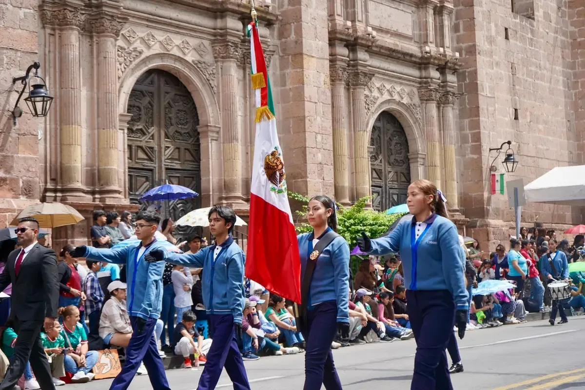La participación de los jóvenes fomenta el compromiso cívico y la historia nacional.