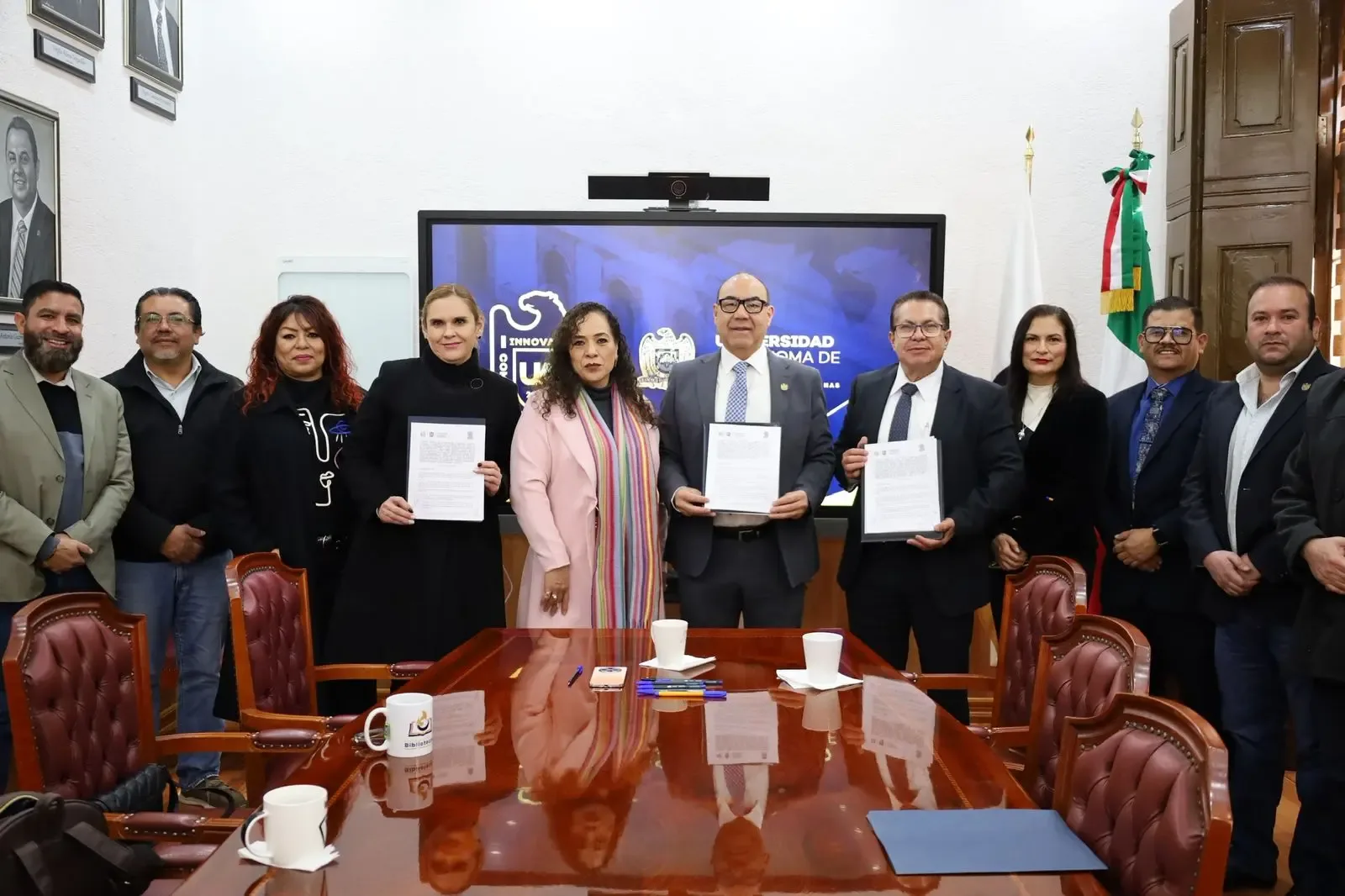 Cobaez y BUAZ celebran la firma de un convenio para la promoción educativa.