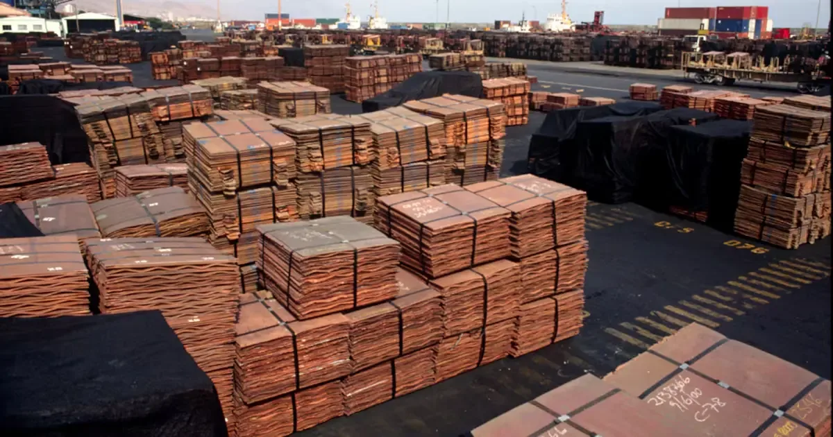 El incremento de precios del cobre podría impulsar la economía de Chile, que enfrenta desafíos fiscales y laborales.