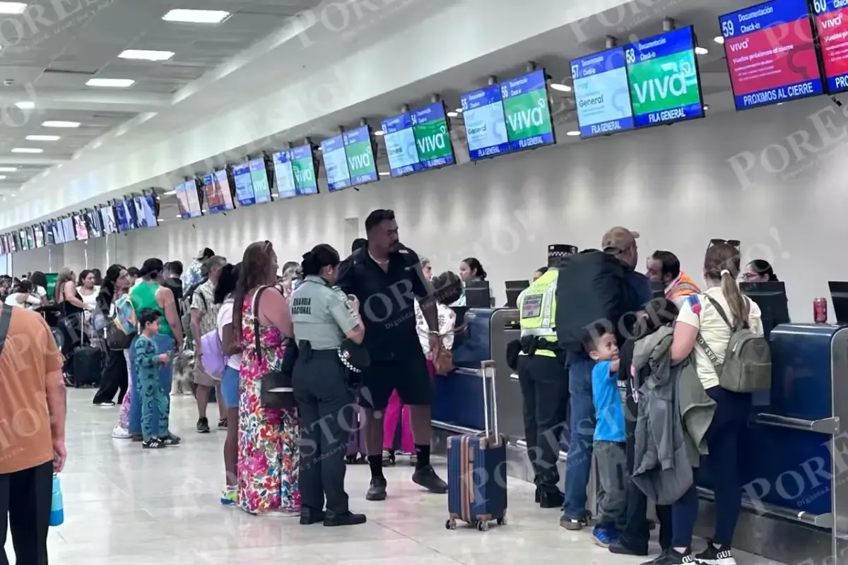 Los turistas en Cancún reportan problemas graves con el transporte y la sobreventa de vuelos.
