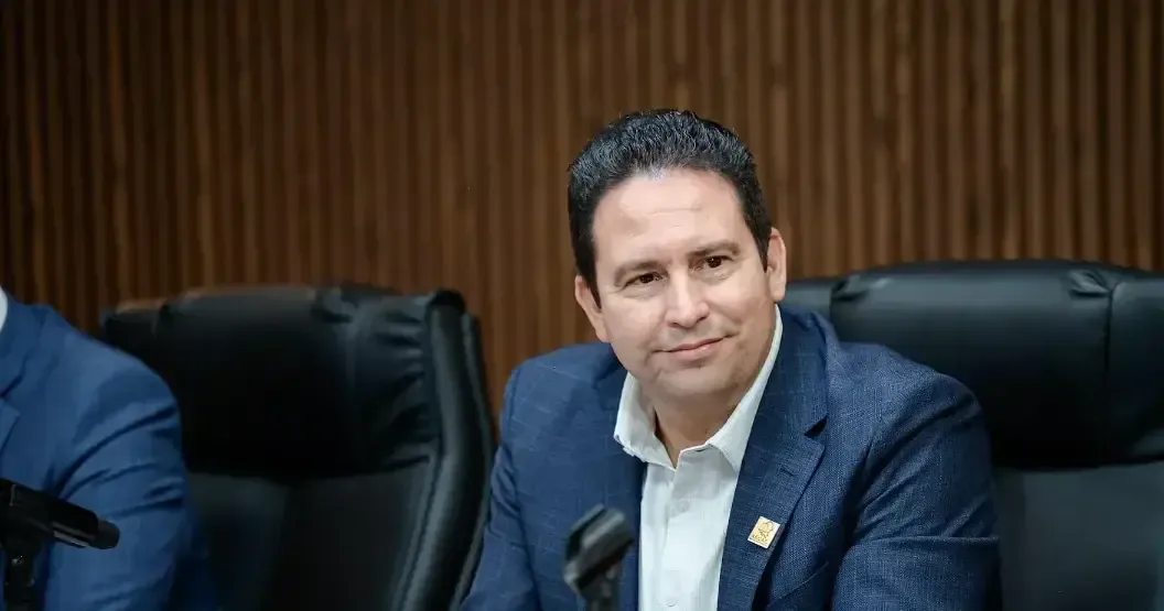 El alcalde destaca la importancia de la unión entre gobierno y sociedad civil.