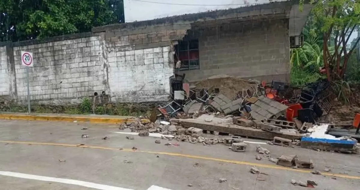 La caída de la barda generó preocupación en los vecinos, quienes destacan problemas de estructura.