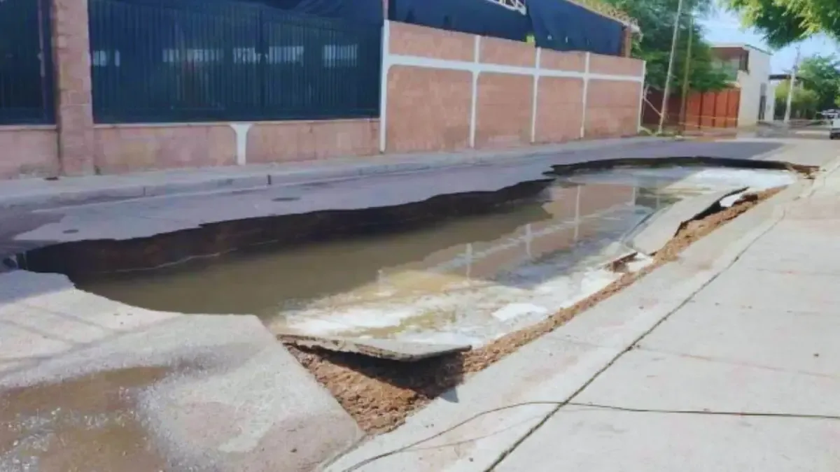 El derrumbe interrumpe el tránsito en una importante vialidad del poniente de Hermosillo.