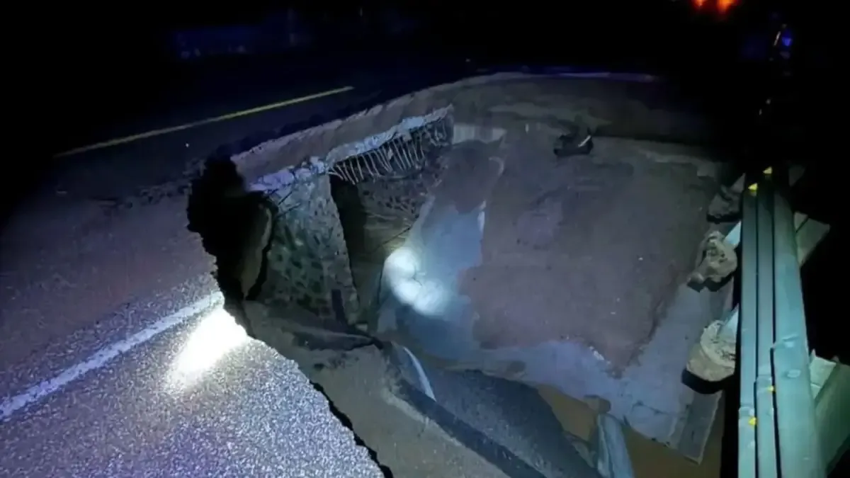 El cierre de la carretera afecta la comunicación entre Sonora y Chihuahua debido a daños estructurales.