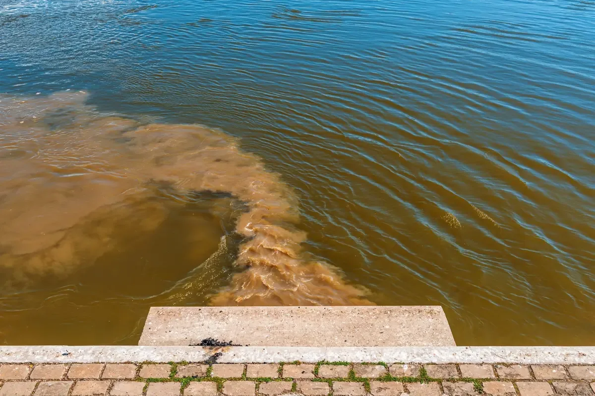Reparaciones en el ducto de aguas negras se completaron tras crisis ambiental.