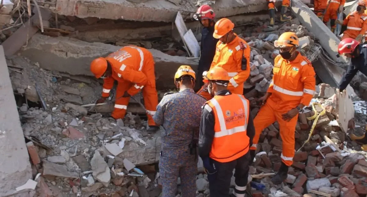 Se intensifican los trabajos de rescate tras el derrumbe en la capital india.