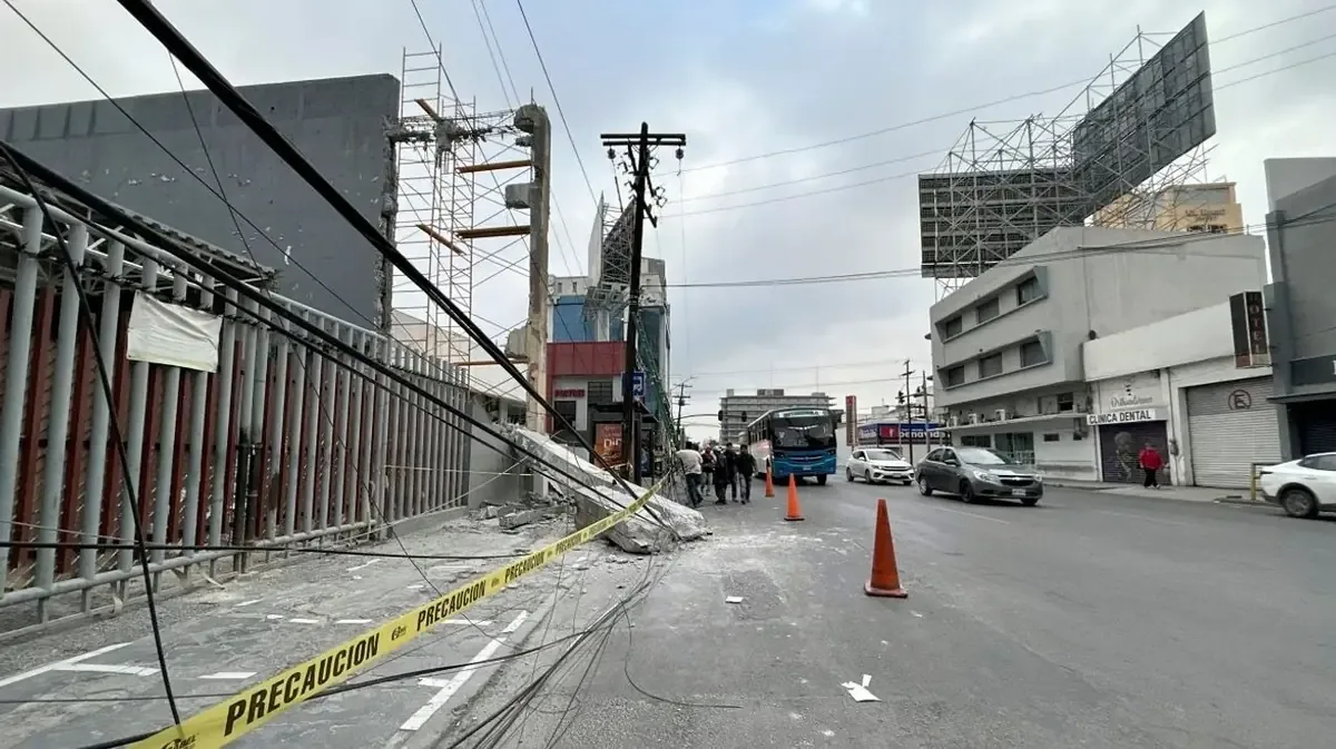 Un bloque de concreto cayó en el centro de Monterrey, causando evacuaciones y afectando servicios públicos.