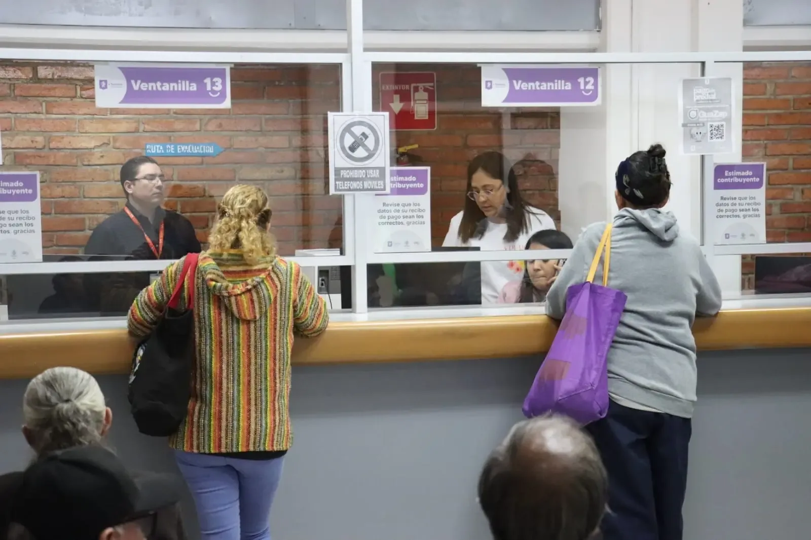 Colas en oficinas municipales durante el periodo de recaudación de predial.