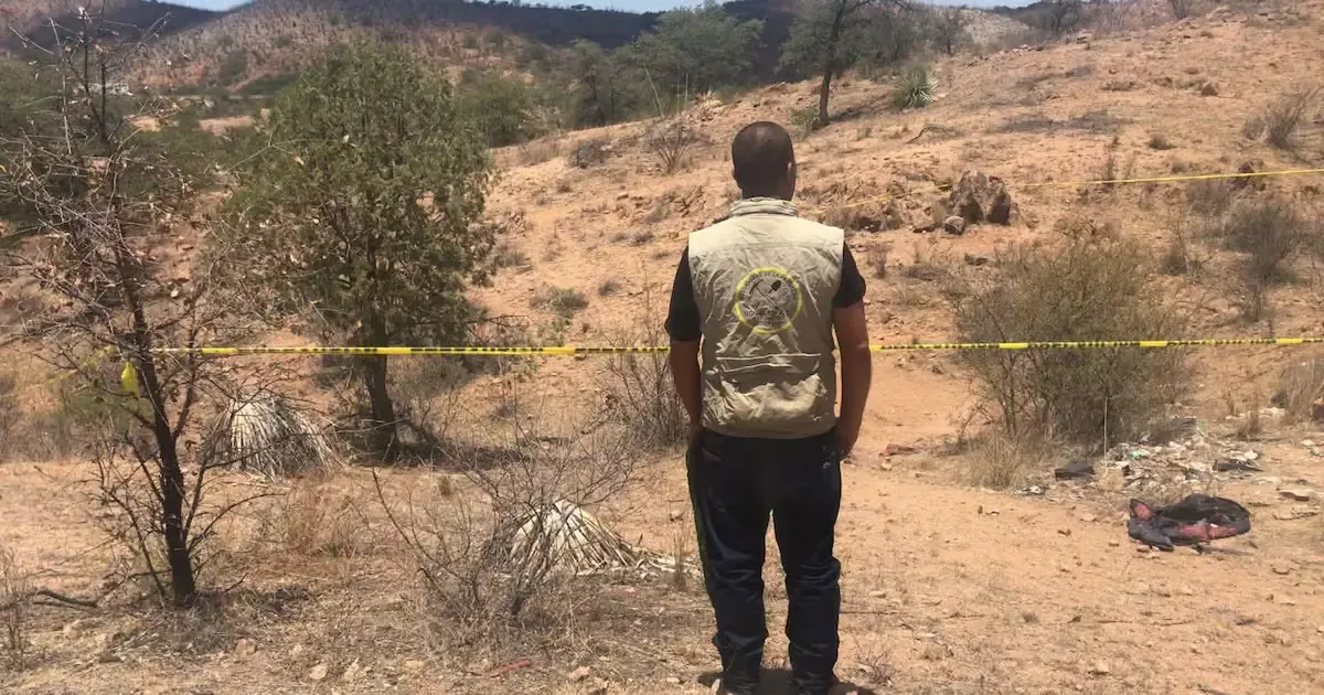 El descubrimiento se realizó en un área despoblada del municipio, con prendas que indican posible identidad de la víctima.