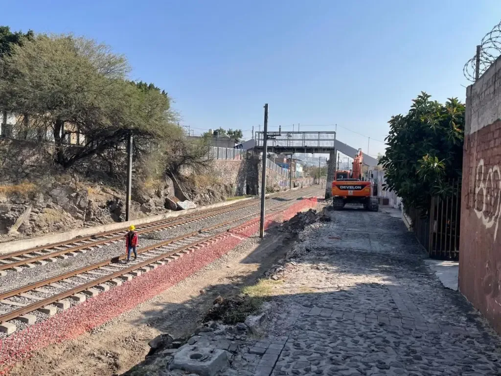 Colectivos ciclistas exigen mejores condiciones en la obra del Tren México-Querétaro.