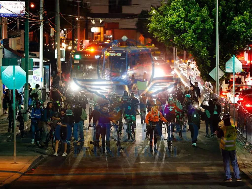 Colectivos de movilidad demandan seguridad para peatones en obras de tren.