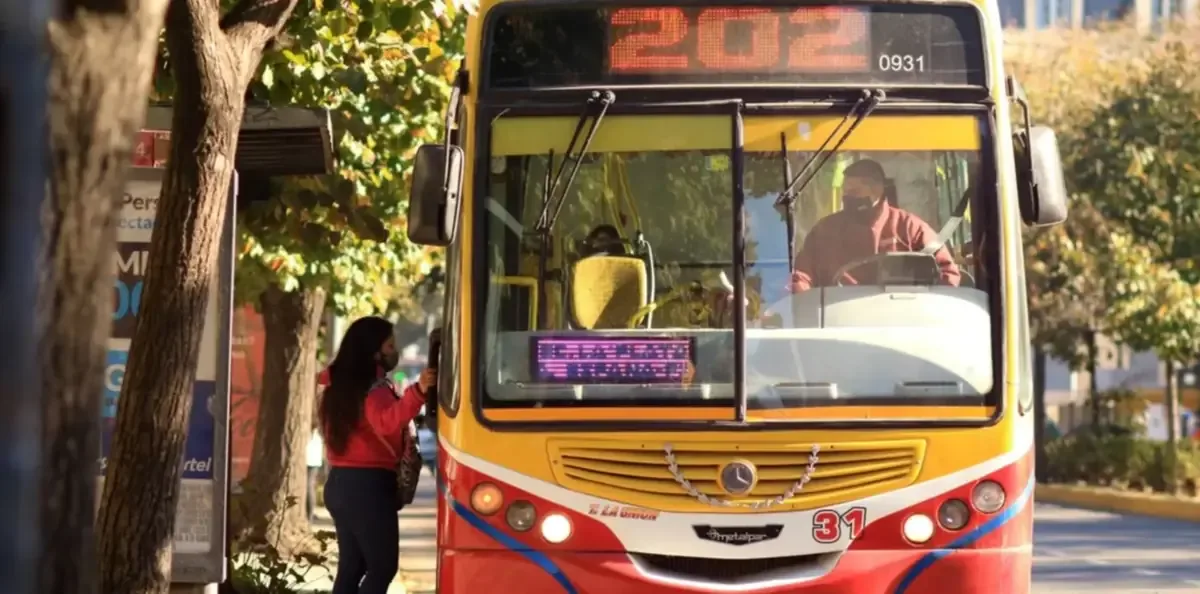 Vecinos de Villa Elvira demandan atención para mejorar la circulación y el transporte público en la zona.