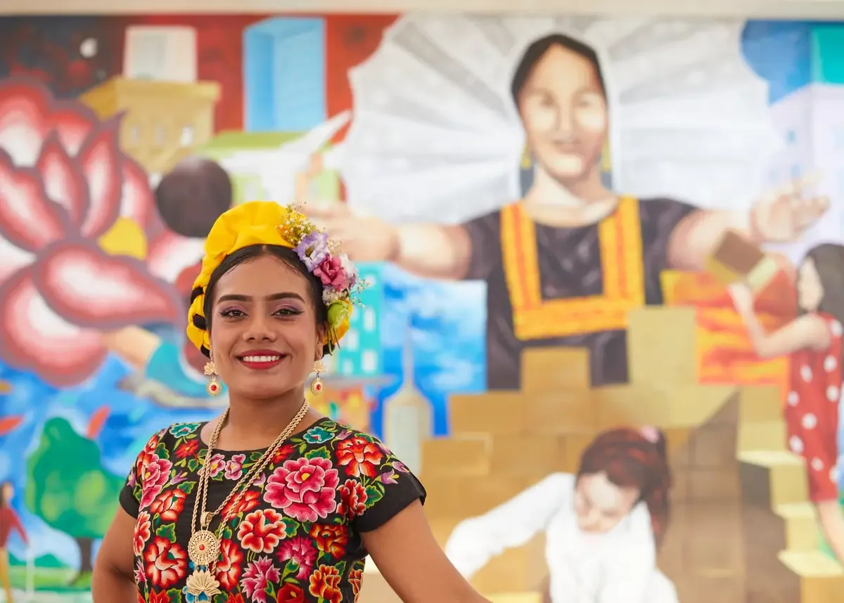 La rehabilitación del mural busca dignificar la memoria de jóvenes víctimas en la frontera.