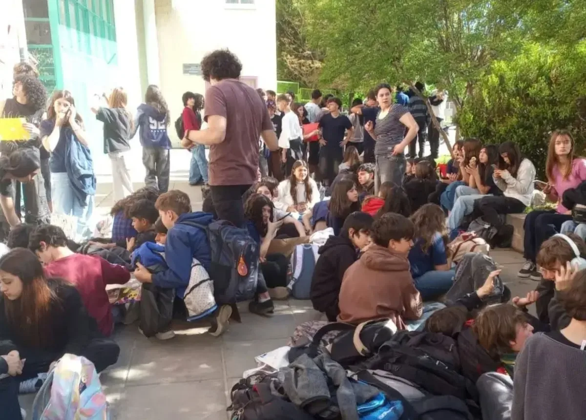 La institución educativa exige un entorno de respeto y cuidado tras la agresión a una estudiante.