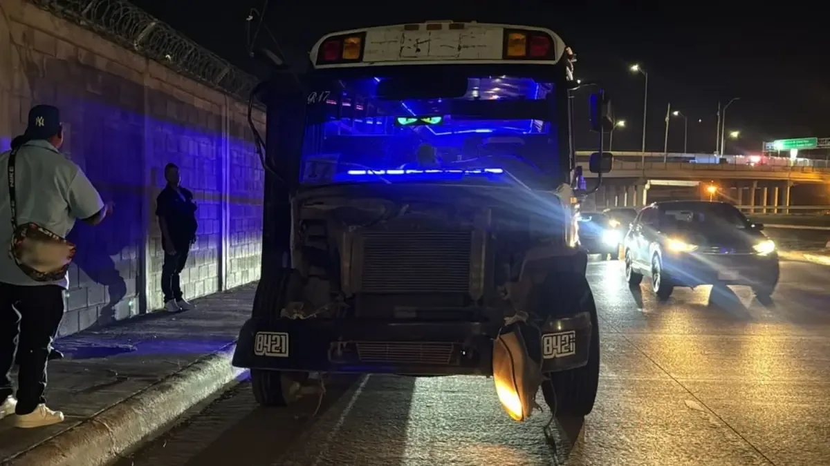 El choque ocurrió en el bulevar Juan Pablo II; autoridades ya investigan.