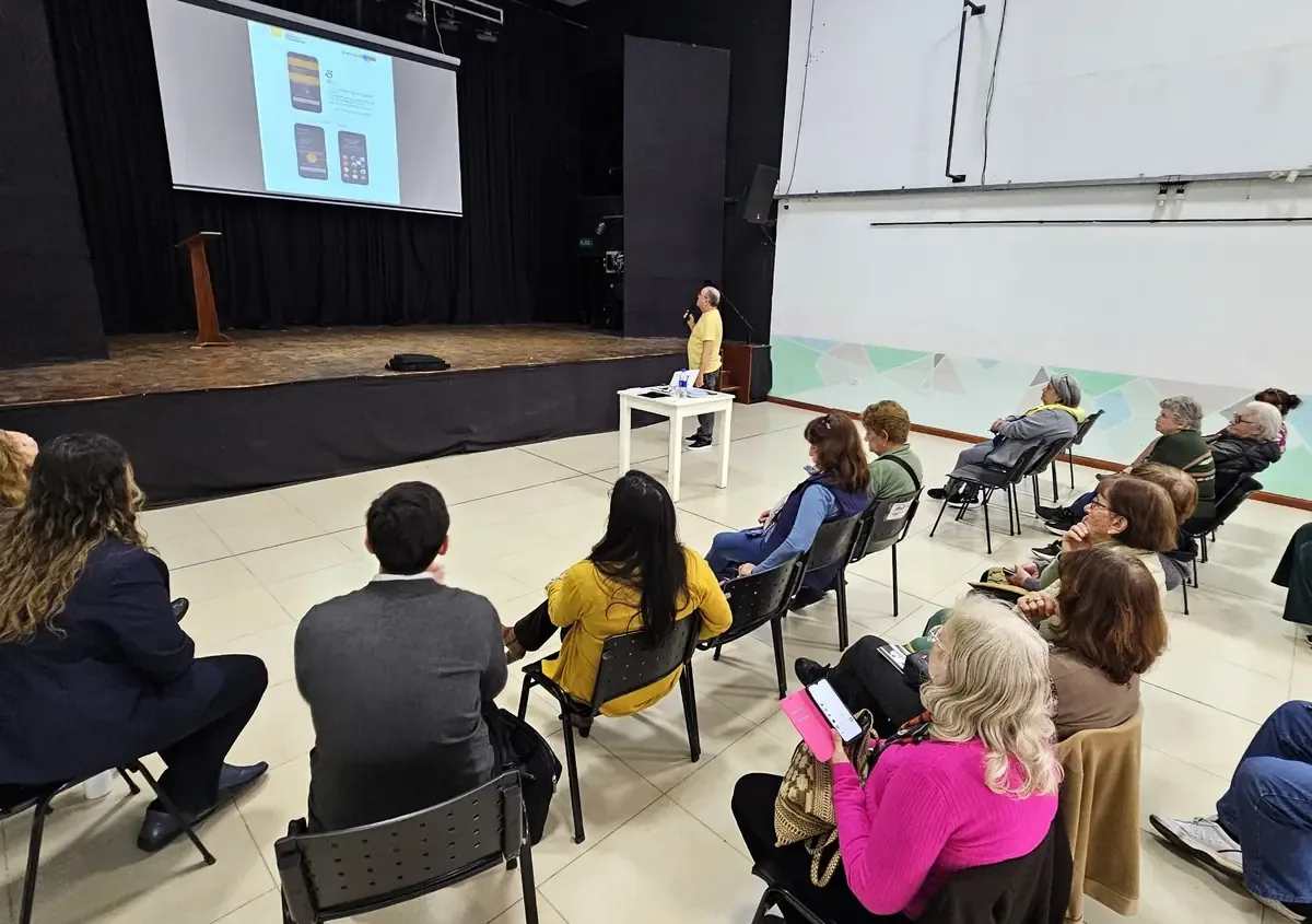 La iniciativa busca empoderar a adultos mayores en el uso de herramientas digitales y prevenir fraudes.