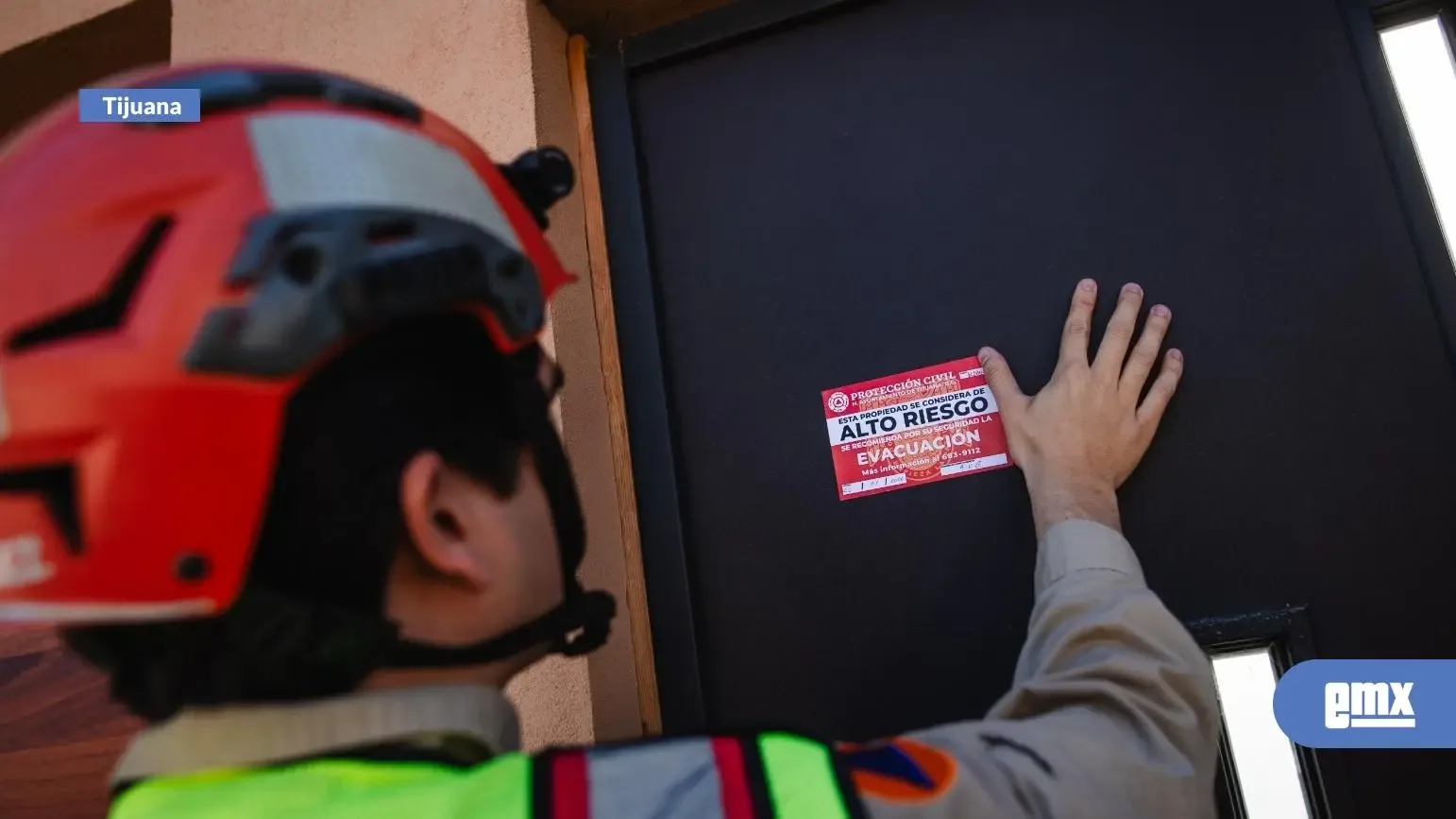 Colocación de engomado rojo en viviendas debido a deslizamientos en Tijuana.