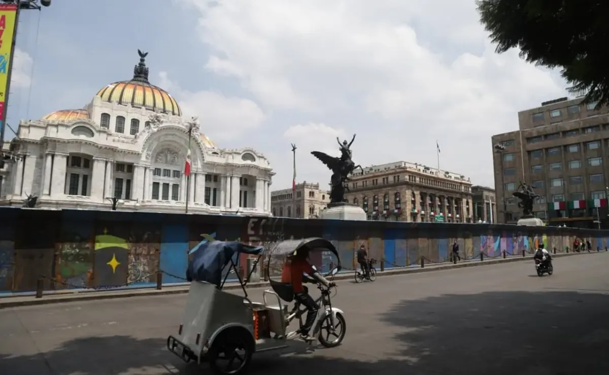 La protesta de familiares de los normalistas coincide con la colocación de vallas en la capital del país.