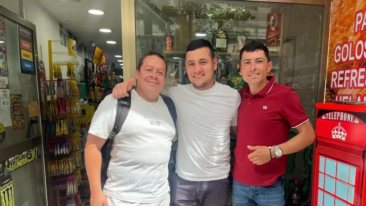 Tres amigos han encontrado en España un hogar de trabajo y seguridad tras dejar Colombia.