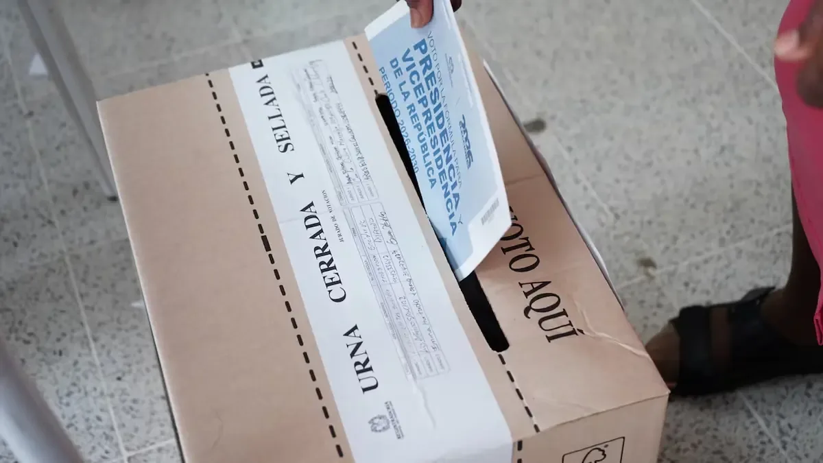 La segunda vuelta electoral de Colombia se lleva a cabo con alta participación de votantes en el extranjero.