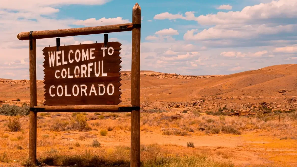 El gobernador de Colorado demanda un cambio en el trato de recursos hídricos frente a la emergencia climática.