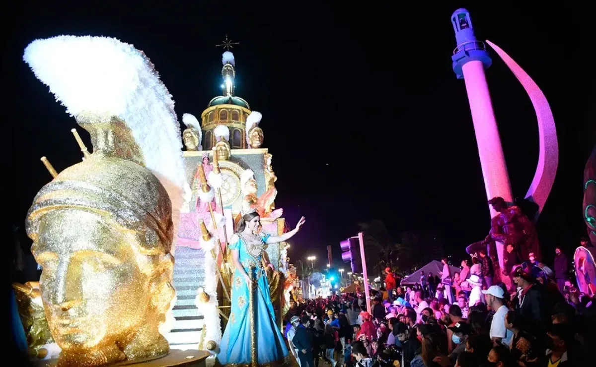 Colorido desfile en el Carnaval Internacional de Mazatlán, celebrando la cultura.